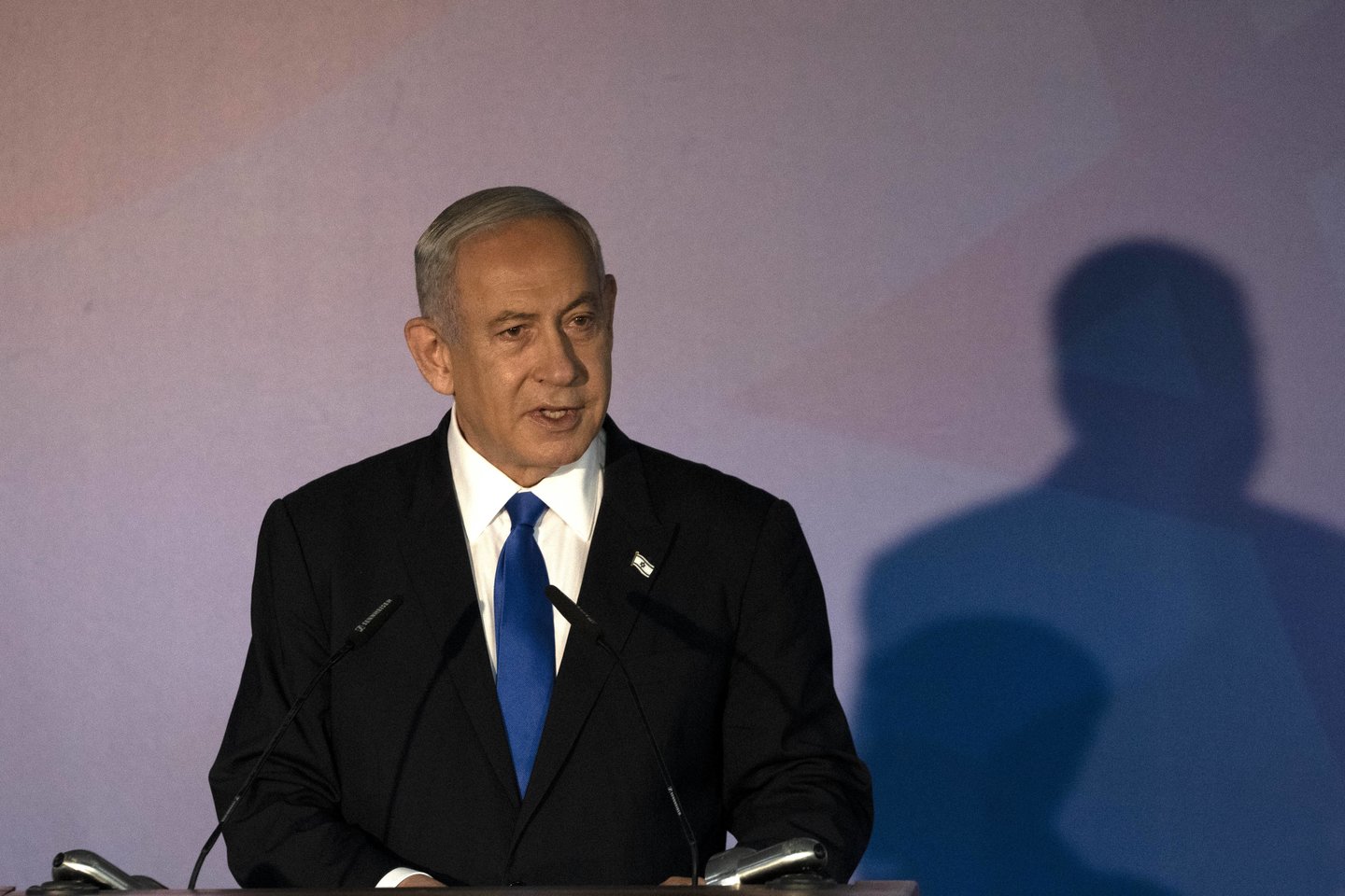 Izraelio Aukščiausiasis Teismas trečiadienį pareiškė, kad ministras pirmininkas Benjaminas Netanyahu privalo atleisti vieną savo naujai suformuotos vyriausybės ministrą, kuris praėjusiais metais buvo nuteistas už mokesčių vengimą.<br>Sipa Press/Scanpix nuotr.