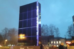 Klaipėdiečius vilioja iš 50 saulės modulių sulipdyta konstrukcija: šviesa keičiasi triskart per parą, sklinda ir muzika