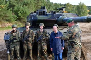 O. Scholzas sutiktų perduoti „Leopard“ tankus Ukrainai, jeigu JAV tiektų „Abrams“