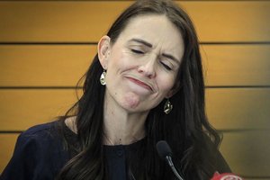 Naujosios Zelandijos premjerė J. Ardern šokiravo visą šalį – paskelbė, kad traukiasi