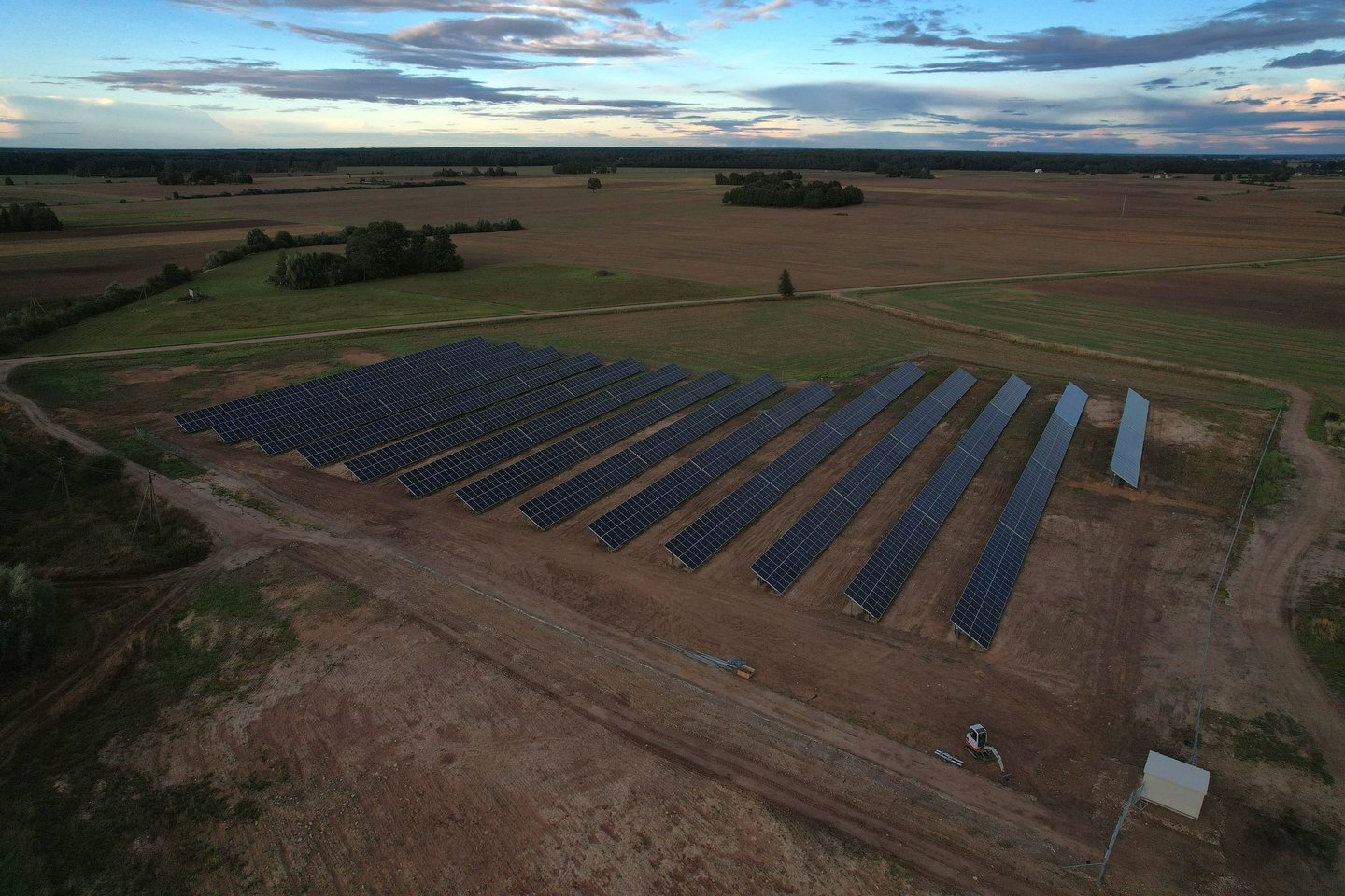 Prieš pat naujus metus Šakių rajone, Valių kaime elektros energiją pradėjo gaminti Gulbinų saulės parkas.
