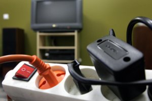 Elektros kainų išvarginti vartotojai galės atsikvėpti: sako, kad būtų protinga pasinaudoti pasikeitusia situacija