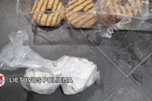 Baigtas tyrimas dėl didelio kiekio narkotikų kontrabandos: į Lietuvą kvaišalus vyrai gabeno iš užsienio