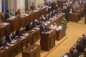 Čekijos vyriausybė atlaikė balsavimą dėl nepasitikėjimo parlamente