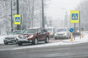 Kelininkai: šiaurinėje ir vakarinėje šalies dalyje keliai išlieka slidūs