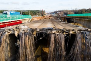 Seniausiam magistralės tiltui per Nerį – paskutinioji: virsta statybinio laužo krūva