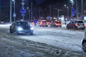 Dėl naktį prasidėjusio ir besitęsiančio snygio sudėtingos eismo sąlygos – visoje Lietuvoje