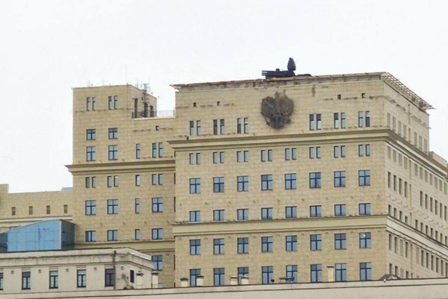 ​Ant Rusijos gynybos ministerijos pastato Maskvoje stogo atsirado oro gynybos kompleksas „Pancir-S1“.<br>„Twitter“ nuotr.