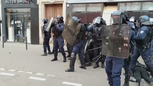Paryžiuje – tikras chaosas: protestuotojai į pareigūnus svaidė viską, kas pakliuvo po ranka
