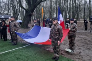 Klaipėda prancūzų karius pagerbė kryžiais parke, paminkline lenta ir unikalia paroda