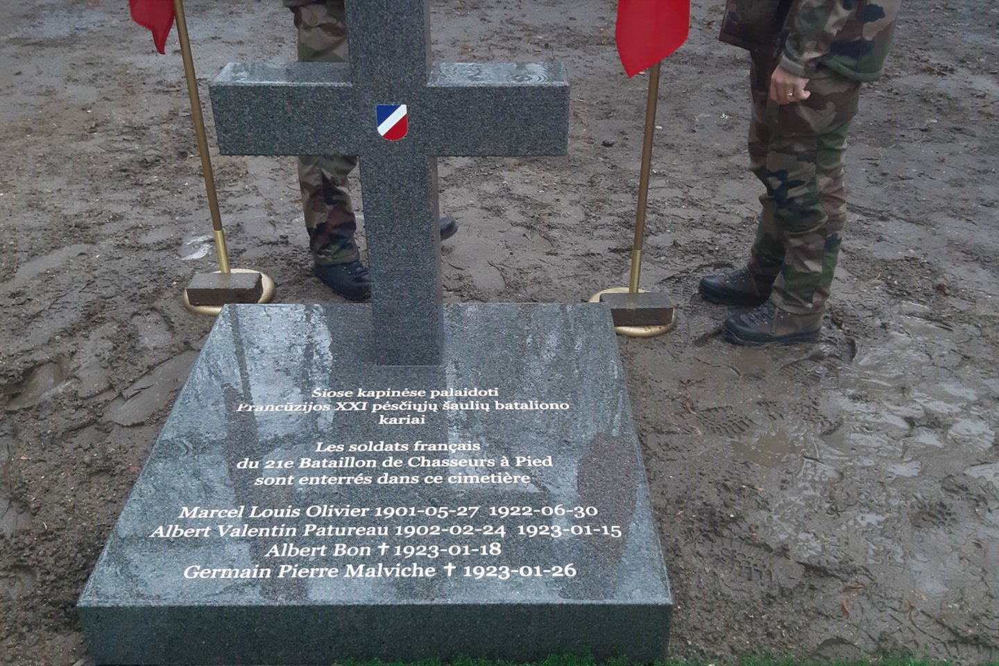 Paminklinis kryžius prancūzų kariams. <br> G.Pilaičio nuotr.
