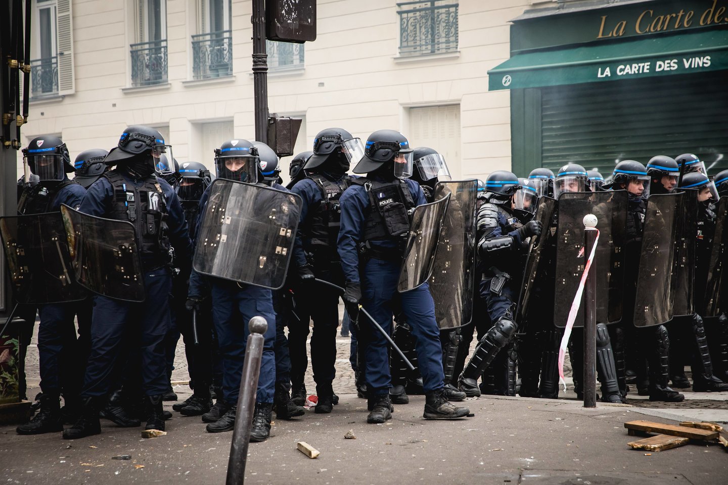 Prancūzijoje protestuodami prieš siūlomą pensijų reformą ketvirtadienį demonstracijose dalyvavo daugiau kaip milijonas žmonių, kai kurie demonstrantai Paryžiuje susirėmė su policija, o streikai sutrikdė viešojo transporto, mokyklų ir didžiosios dalies valstybės tarnybos darbą.<br>Sipa Press/Scanpix nuotr.