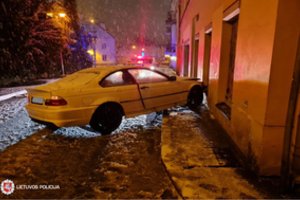 Girtų moterų BMW Vilniaus senamiestyje trenkėsi į namo sieną – sužeista automobilio keleivė