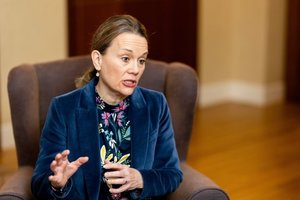 JAV ambasadorė NATO: JAV susitelkusi į praktinę paramą Kijevui, bet remia „būsimą narystę“ NATO