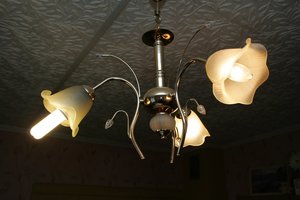 Paradoksai: garantinis elektros tiekimas turėjo būti brangiausias, kad žmonės nuo jo bėgtų, bet nutiko kitaip