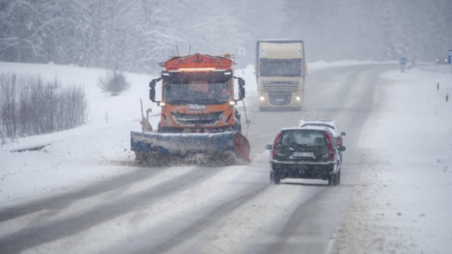 Krituliai nedings ir plis į kitas šalies dalis: vietomis eismo sąlygas sunkins pūga