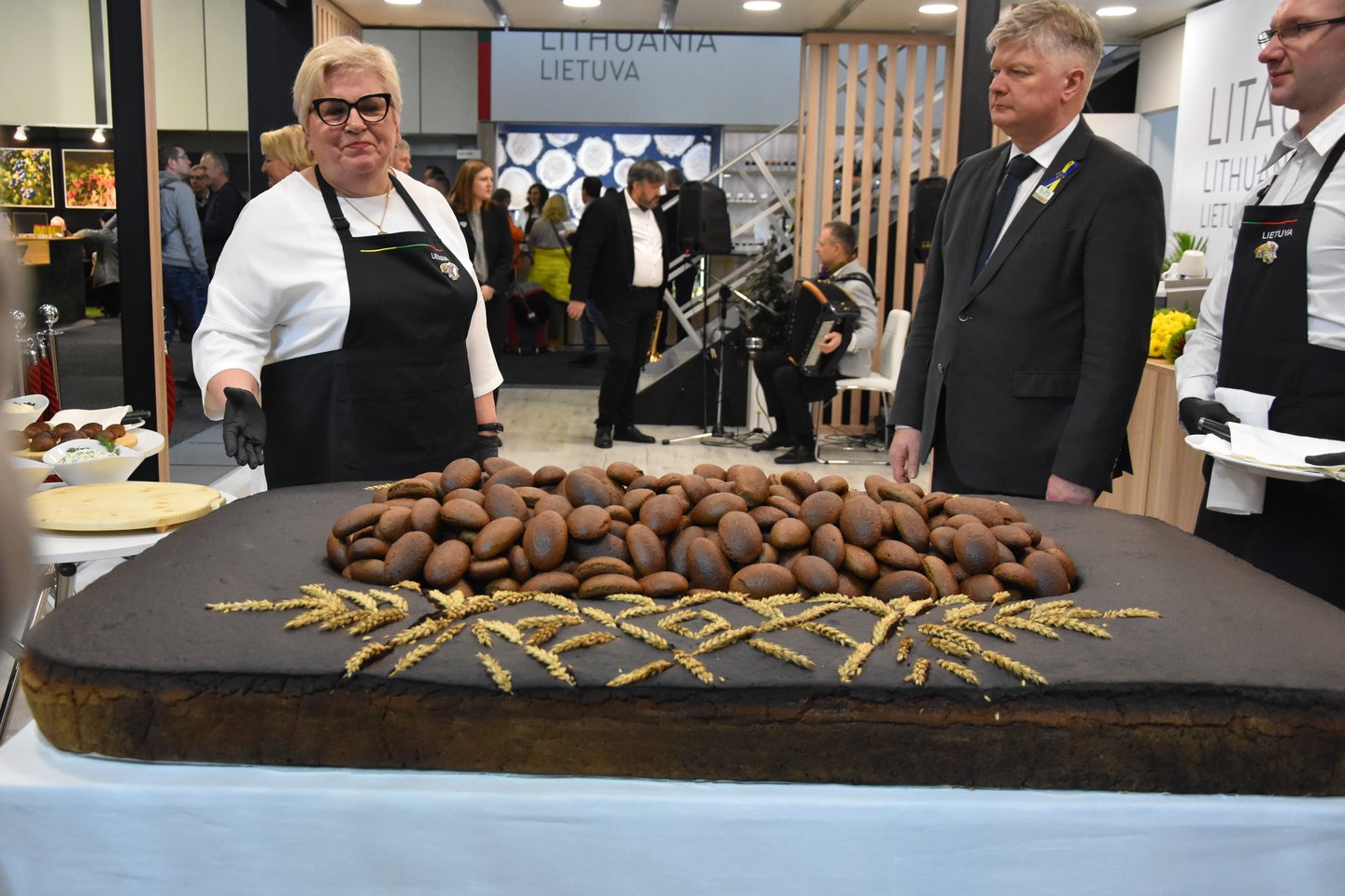 Radviliškių kaimo kepykla parodai iškepė 88 kg svorio duonos kepalą. Ragaujančių ir besigardžiuojančių nepritrūko .<br> A.Srėbalienės nuotr.