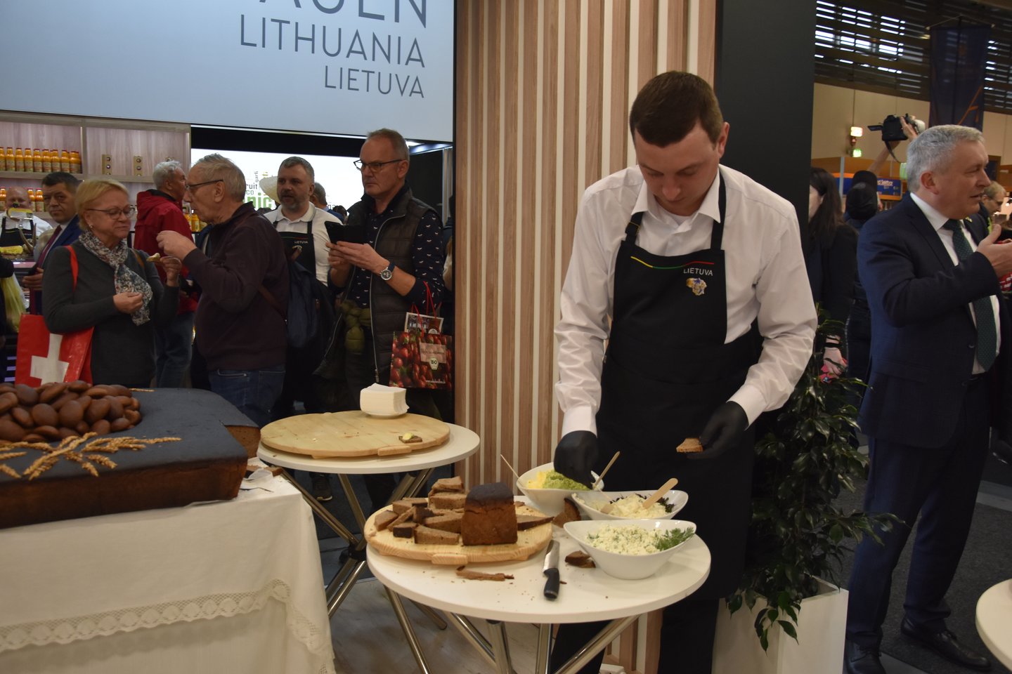 Radviliškių kaimo kepykla parodai iškepė 88 kg svorio duonos kepalą. Ragaujančių ir besigardžiuojančių nepritrūko .<br> A.Srėbalienės nuotr.