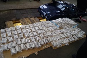 Baltarusijos muitininkai Lietuvos pilietį apkaltino istoriniu automobiliu gabenus 73 kg hašišo kontrabanda