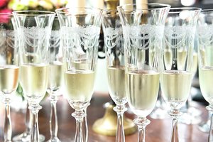 Pasibaigus karantinui žmonės lėkė pirkti šampano: gamintojai džiaugiasi rekordiniais metais