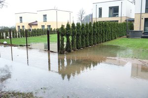 Iš gatvės plūstantis vanduo neįdomus nei savivaldybei, nei tarnyboms: pasiūlė kapstytis patiems