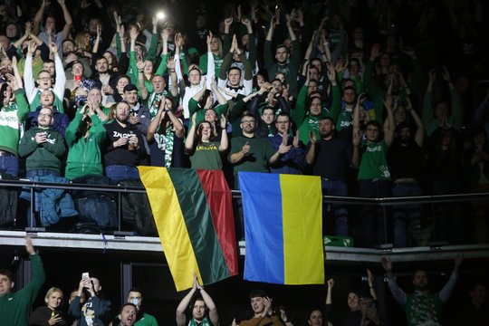  Kauno „Žalgirio“ sirgaliai išreiškė palaikymą Ukrainai per rungtynes su Serbijos klubu.<br> M.Patašiaus nuotr.