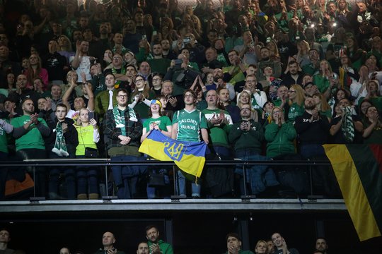  Kauno „Žalgirio“ sirgaliai išreiškė palaikymą Ukrainai per rungtynes su Serbijos klubu.<br> M.Patašiaus nuotr.