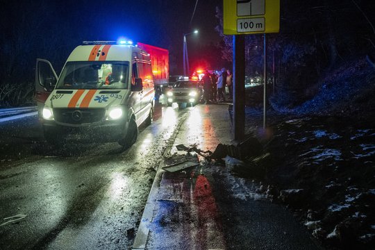 Nelaimė Vilniuje: „Toyota“ naktį trenkėsi į gatvėje gulėjusį 23 metų jaunuolį