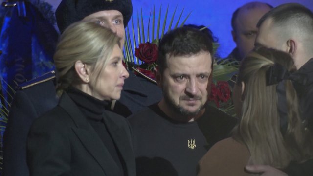 Ukrainoje laidojamos sraigtasparnio katastrofos aukos – žuvusius pagerbė V. Zelenskis su žmona Olena