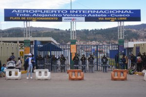 Peru dėl protestų uždaro garsųjį turistų traukos objektą Maču Pikču