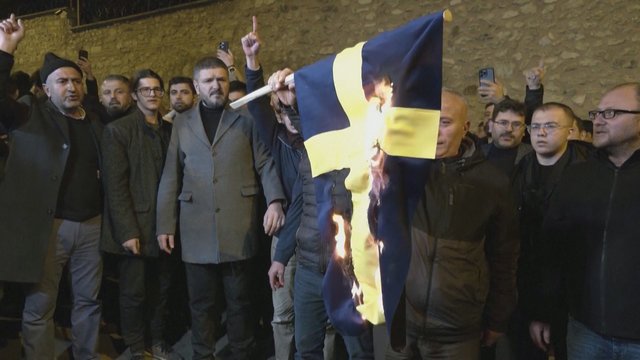 Po demonstracijų Stokholme, Stambule – protestai prie Švedijos konsulato: padegta šalies vėliava