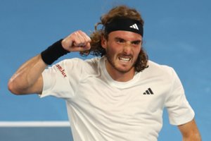 Australijoje S. Tsitsipas laimėjo 4 valandų trilerį, jaunasis Čekijos talentas parklupdė 7 pasaulio raketę