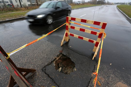 Kaune – duobė ant duobės: miestiečiai teigia vos pasiekiantys namus