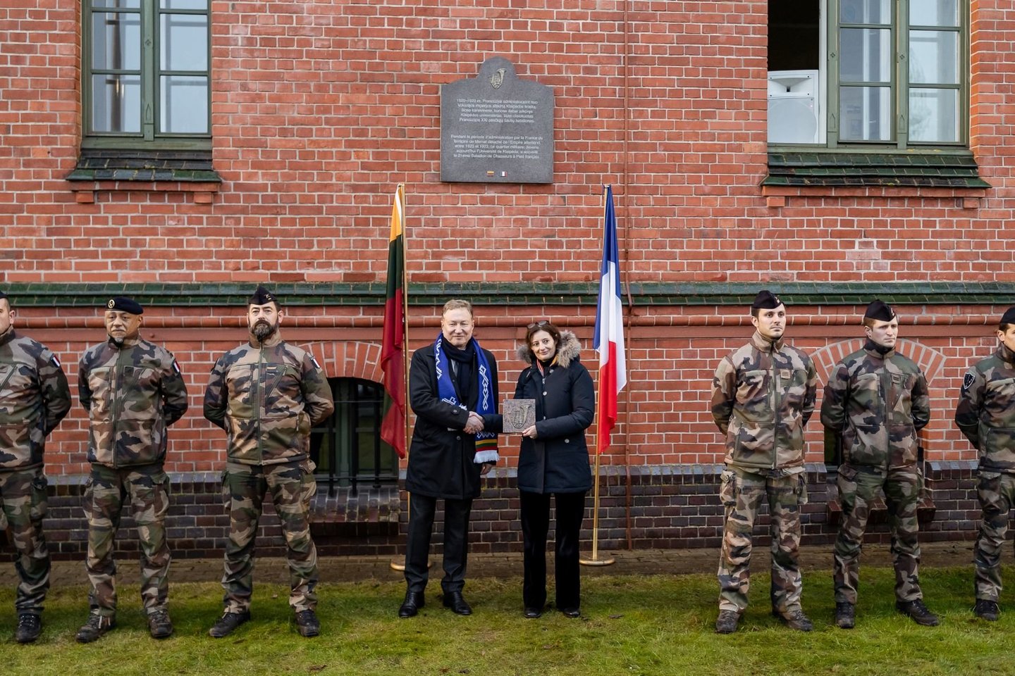 Klaipėdos universitete atidengta paminklinė lenta Prancūzijos kariams.<br>Organizatorių nuotr. 