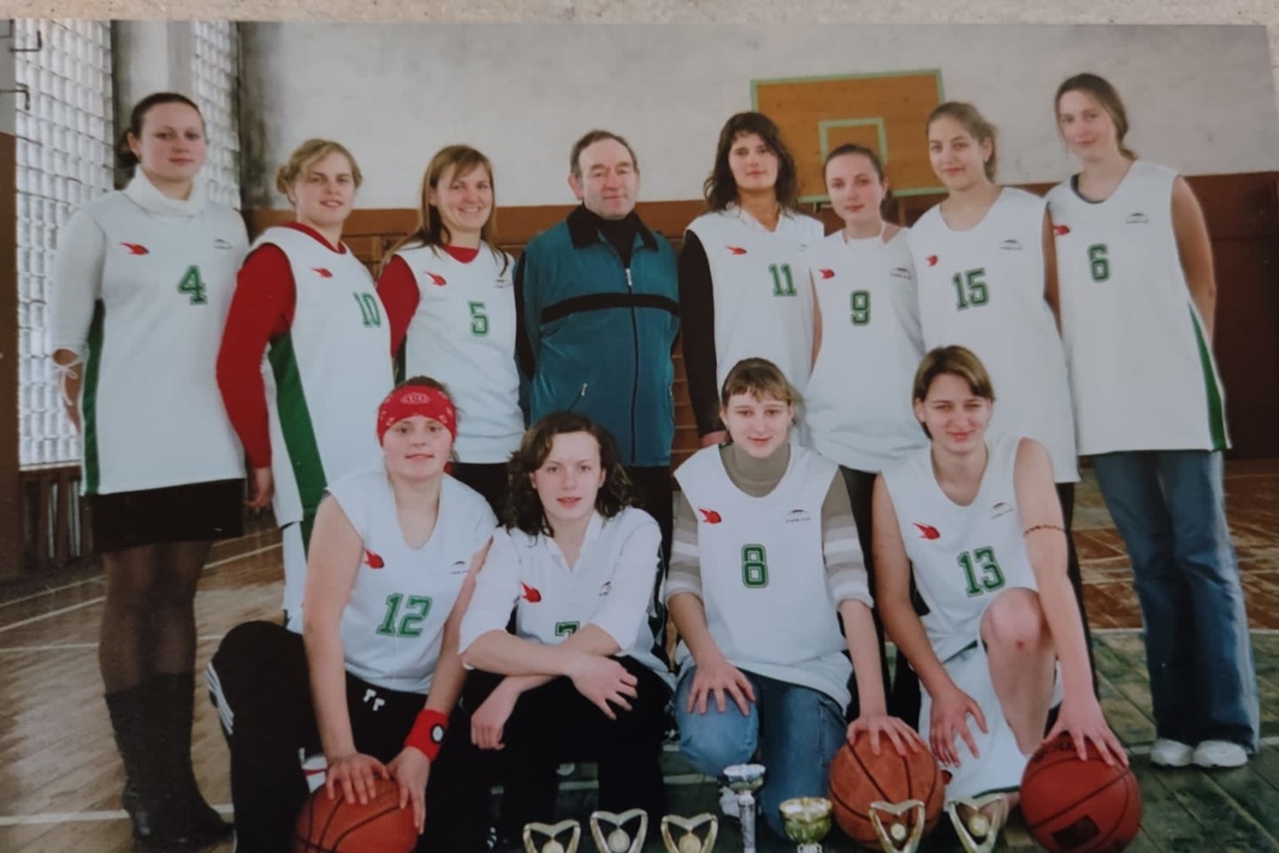J.Juškaitė (pirmoje eilėje iš kairės antra) nuo penktos klasės iki mokyklos baigimo žaidė krepšinį.<br>Nuotr. iš asmeninio albumo