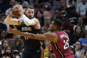 Galingai kovęsis Jonas Valančiūnas ir „Pelicans“ neatsilaikė Majamyje, nors turėjo 16 taškų pranašumą