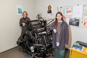 Kaunietės įkūrė vienintelę šalyje tokią spaustuvę: 700 kg sveriantį presą įkėlė pasinaudojusios bulvėmis