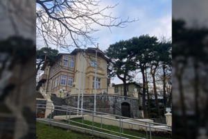 Atnaujinta pajūrio brangenybė – du dešimtmečius remonto nemačiusi vila Juokrantėje