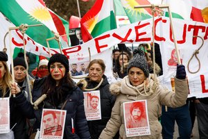 Irane tebevykstant protestams suimtos trys žurnalistės