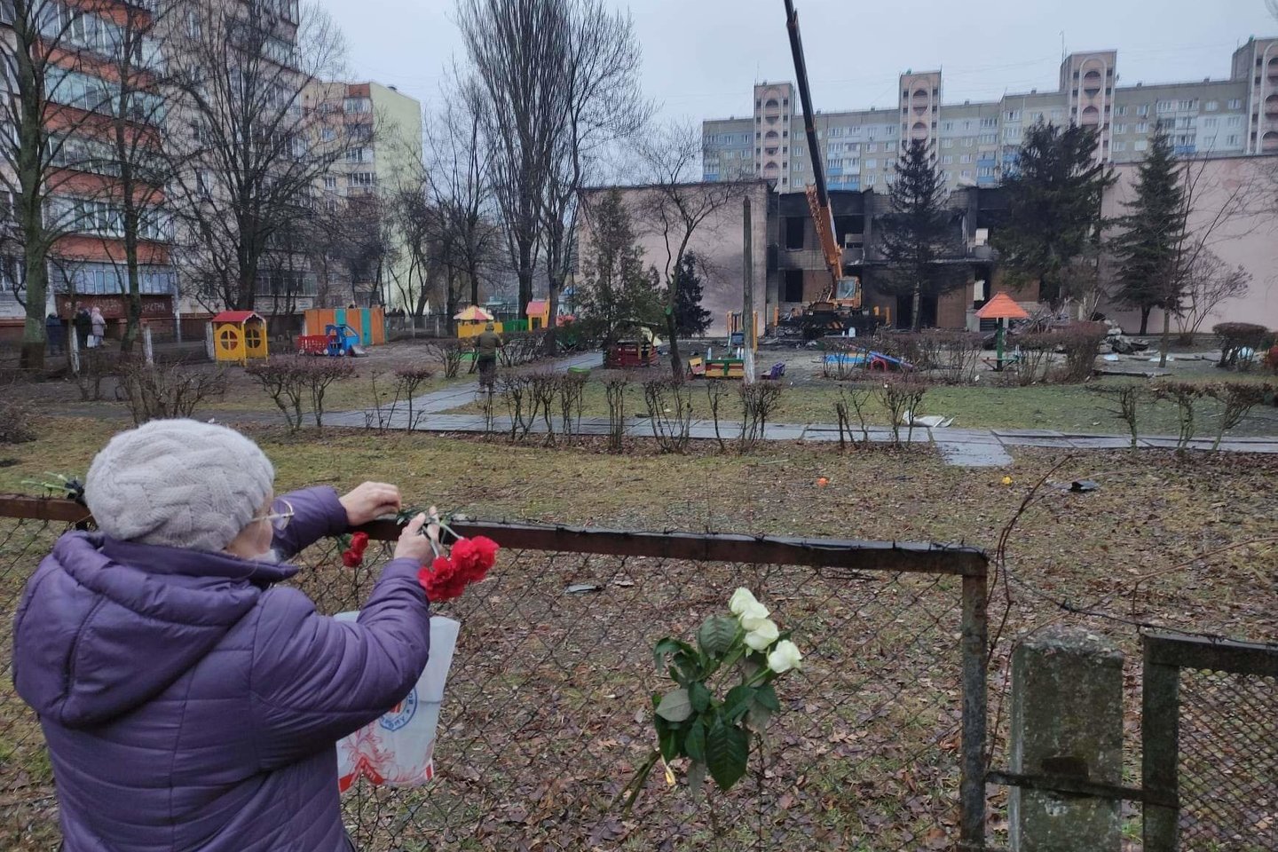 Brovarų gyventojai nešė gėles ir žaislus į tragedijos vietą.<br>E.Butrimo nuotr.
