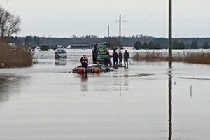 Potvynio zonoje Šilutės r. nuskendo „Hyundai“, vairuotojas pagalbos lediniame vandenyje ieškojo plaukte