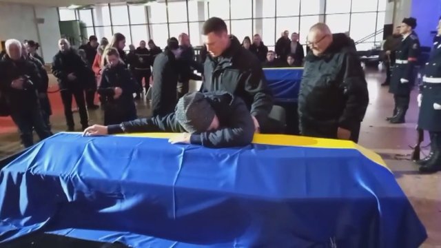 Žuvusio Ukrainos pareigūno motina raudojo: Dieve, prikelk jį ir pasiimk mane