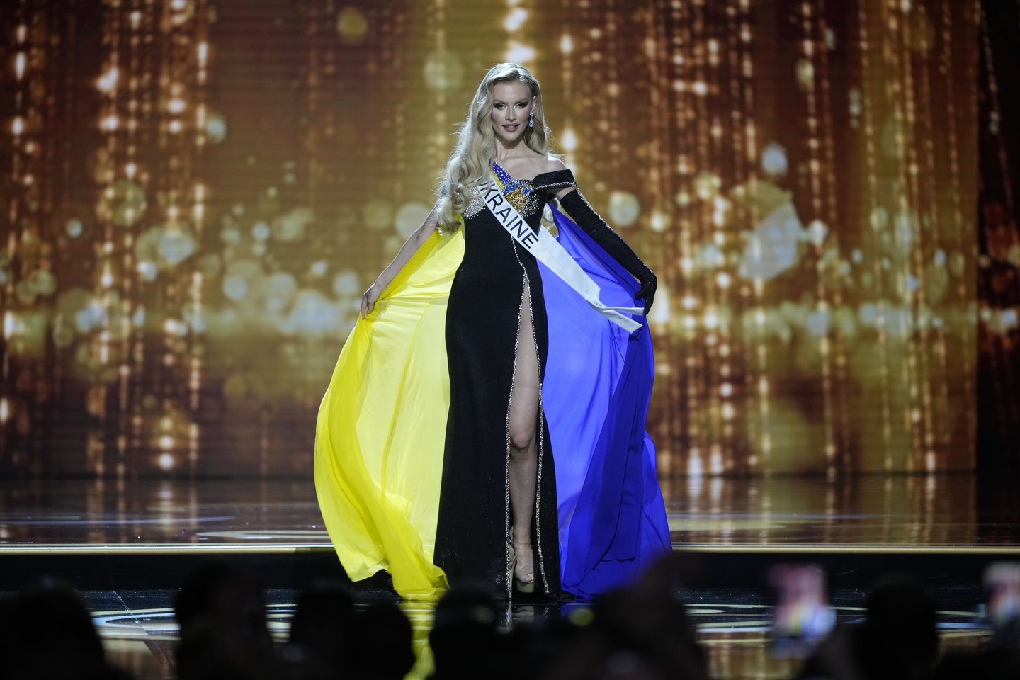 Tarptautiniame grožio konkurse „Mis Visata“ Ukrainai atstovavusi Viktorija Apanasenko ryžosi kilniam gestui. <br>Scanpix/AP nuotr.