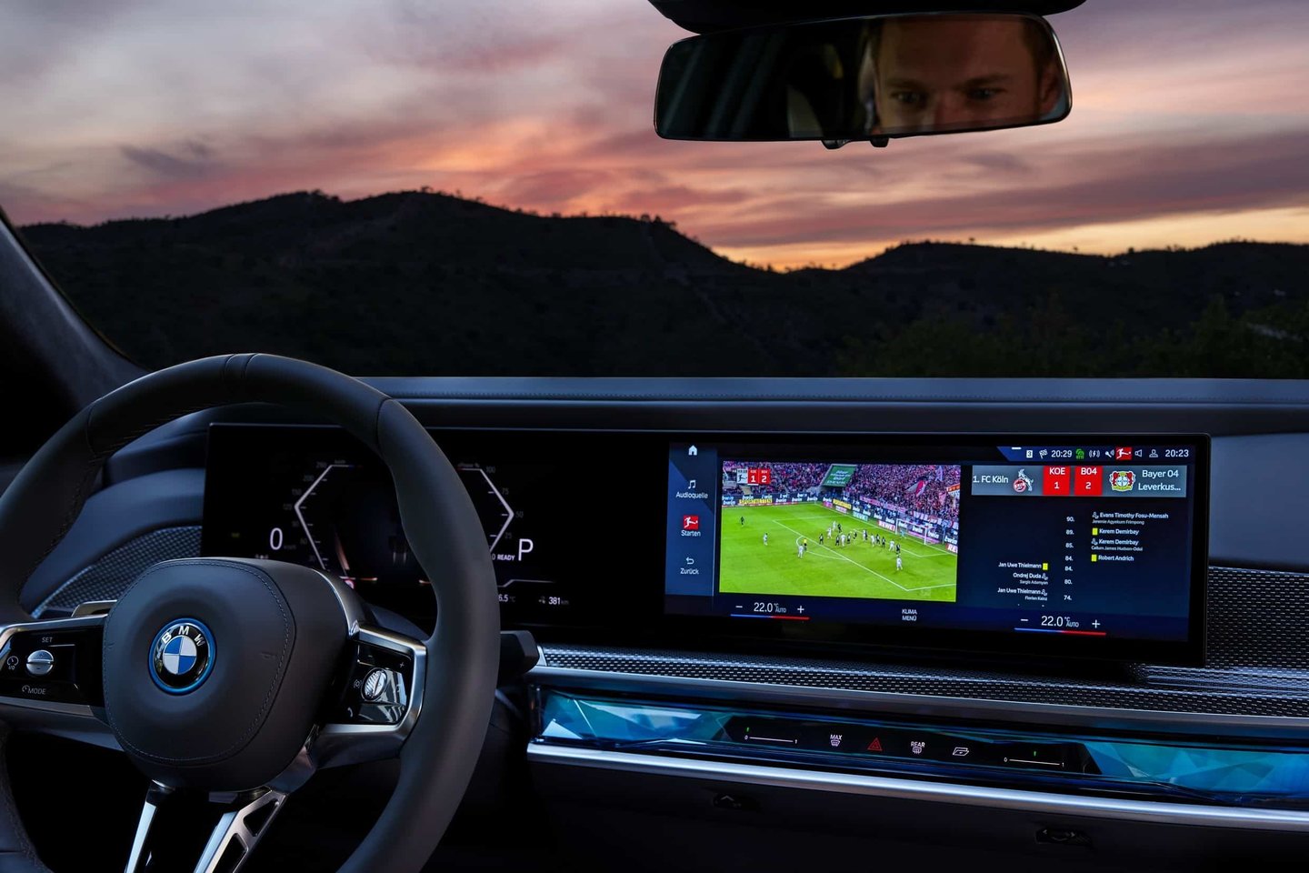 Artimiausiu metu naujausiuose BMW elektromobiliuose „i7“ bus galima stebėti futbolo varžybas.<br>www.bmwblog.com nuotr.