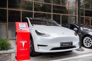Gamykla nebepatenkina pirkėjų norų: žmonės suplūdo iškart, kai „Tesla“ sumažino kainas
