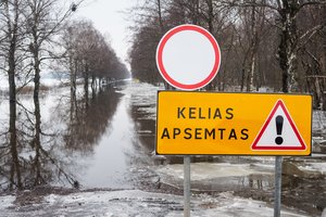 Apsemtame kelyje įstrigus vairuotojui, ragina vadovautis kelio ženklais – dėl potvynio čia nepravažiuosite