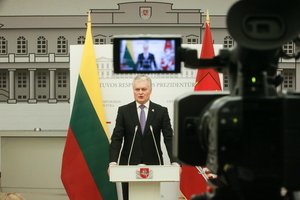 G. Nausėda pasirašė dekretą dėl apdovanojimo atėmimo iš vaikus tvirkinusio JAV politiko D. Hasterto