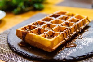 Traškūs vafliai iš tešlos su mineraliniu vandeniu: pusryčiai, kurių niekas nenorės pramiegoti