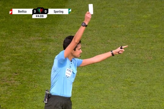 Neįprasta: teisėjas išsitraukė baltąją kortelę, o stadionas prapliupo plojimais