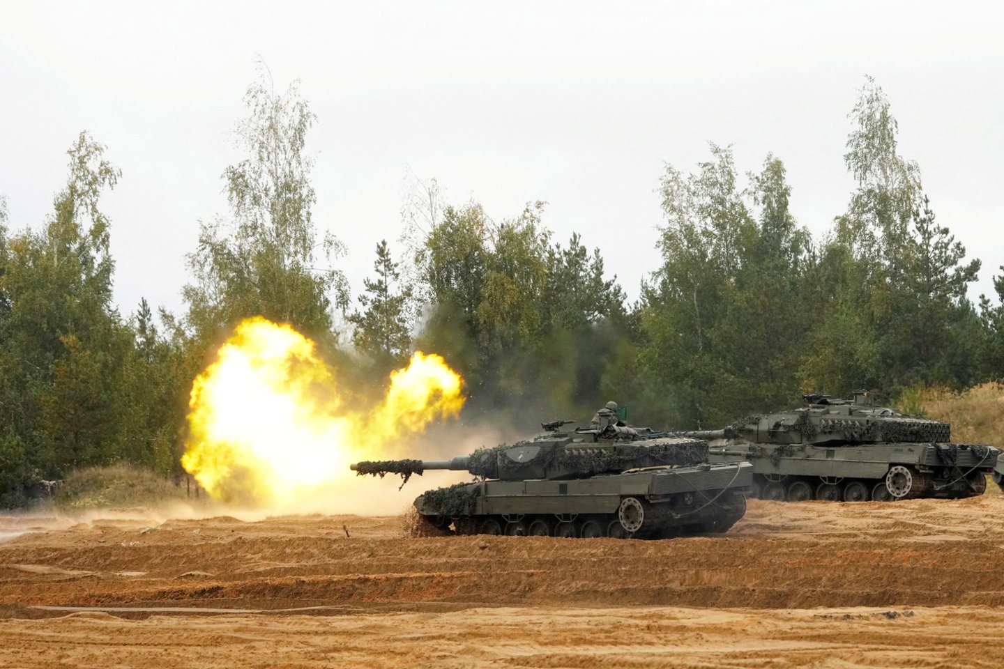 Vokietijos kancleris Olafas Scholzas priėmė sprendimą nusiųsti Ukrainai tankų „Leopard“, praneša „Spiegel“. <br>Reuters/Scanpix nuotr.